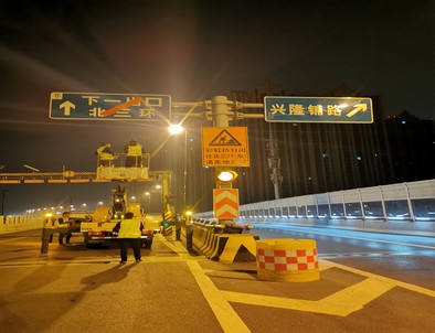 西宁郑州市北三环彩虹桥交通标志牌安装现场
